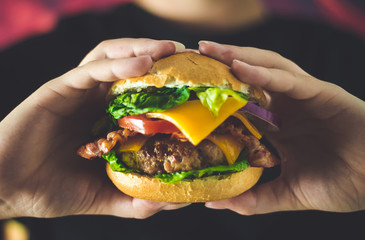 extra burger of cheese, bacon, onion and chips
