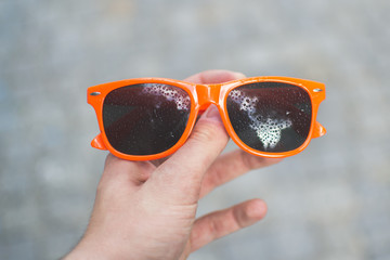 pomarańczowe okulary