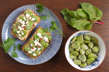 Sandwich  with broad bean.