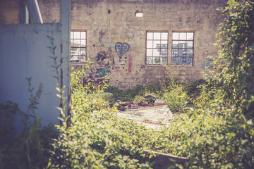 Heruntergekommene und mit Graffiti beschmierte Ruine eines Hauses