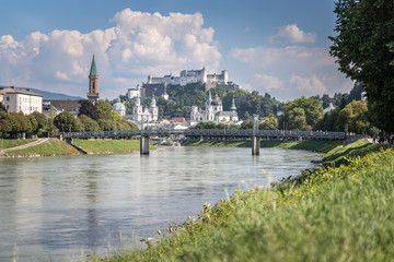 Salzburger Altstadt mit Festung Hohensalzburg im Sommer, blauer Himmel und Wölkchen 