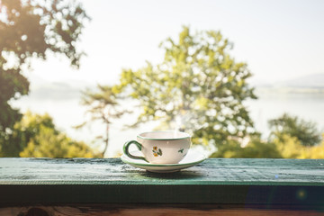 Tasse mit heißem Getränk. Tee Kaffee. Cup with coffee, teacup
