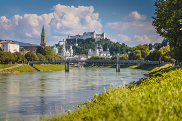 Naklejka premium Salzburg stare miasto z twierdzą Hohensalzburg latem, błękitne niebo i chmury