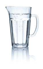 Glaskrug mit Wasser