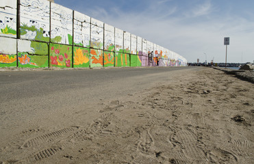 gente pintando un muro en escollera del puerto de Mar del Plata