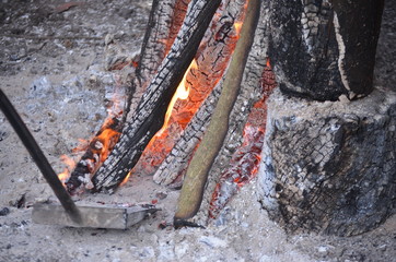 troncos de madera ardiendo en un fogón previo a un asado argentino