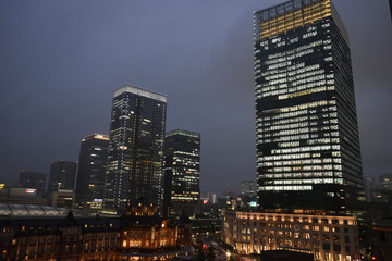 Obraz premium 東京駅とビル群