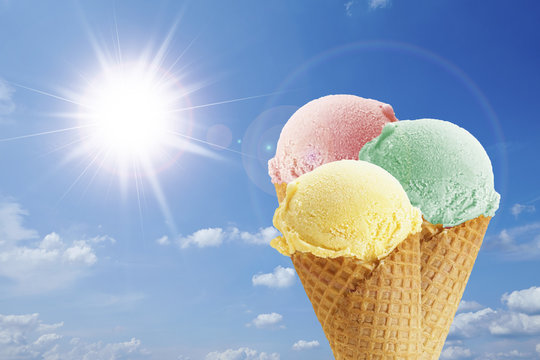 Eiskugeln in der Waffel bei br&uuml;tender Hitze
