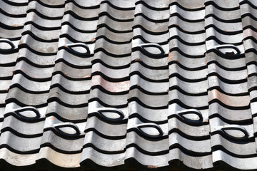 雪止めのある屋根瓦