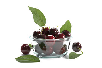 Eine kleine Glasschale mit Kirschen - Sauerkirschen auf weißem Hintergrund