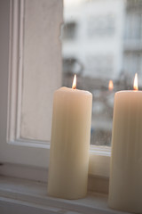 Brennende Kerzen im Fenster