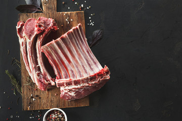 Raw cut rack of lamb on wooden board © Prostock-studio
