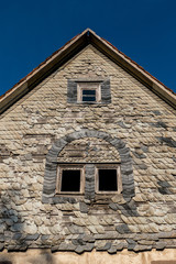 Fototapeta na wymiar Historische Fassade mit Schieferplatten