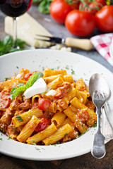 Rigatoni bolognese with fresh mozarella and basil