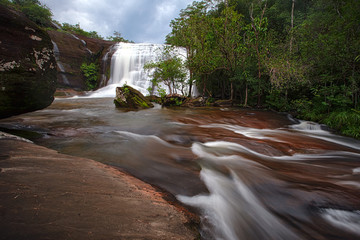Namtok Chet Si Waterfalls , this waterfall comes from a stream of Huai Ka-am and flows along a high sandstone cliff spreading over a long line. The fall of the water causes