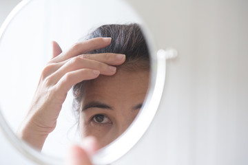 Middle-aged women are dismayed   hair loss problems.