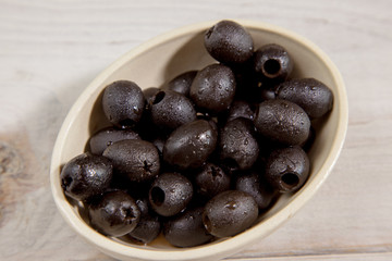 Bol con olivas negras sin hueso