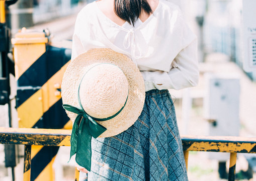 帽子を持つ女性