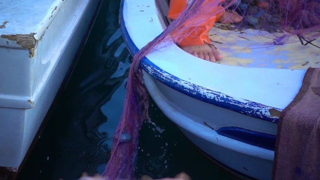repairing fishnet fishing lines