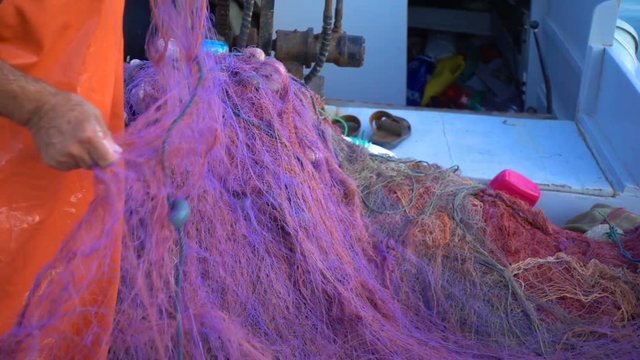 repairing fishnet fishing lines