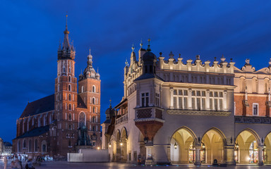 Fototapeta na wymiar Krakau – Marienkirche und Tuchhallen zur Blauen Stunde