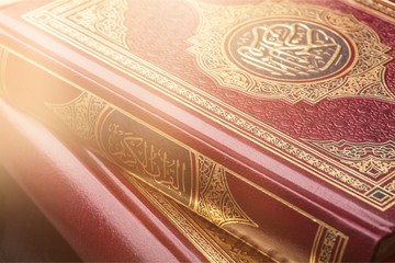 Fototapeta premium Islamic Book Koran with rosary on background