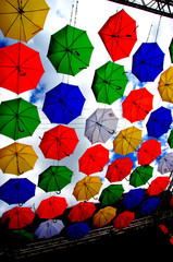 небо из парящих разноцветных зонтиков