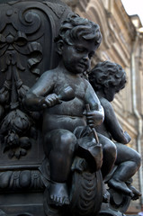 статуя мальчик - скульптор, возле академии искусств в Санкт-Петербурге