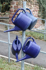 Blaue Gießkannen