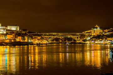 Fototapeta na wymiar Noche en Oporto