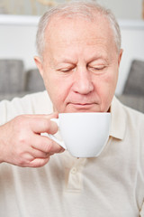 Senior trinkt entspannt eine Tasse Kaffee