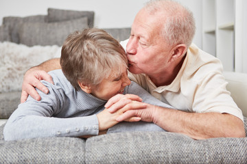 Senioren küssen sich zärtlich