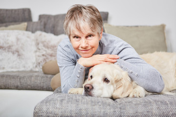 Einsame Frau als Senior mit ihrem Hund