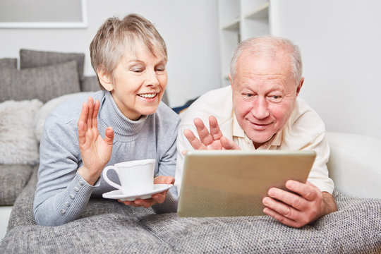 Senioren Paar beim Video Chat