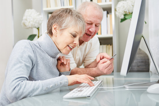 Senioren Paar beim online Banking