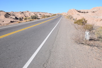 Leere Landstraße in der argentinischen Wüste bei San Juan