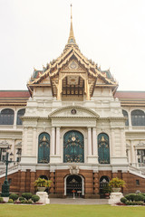 Obraz premium Facade of Chakri Maha Prasat in the Grand Palace. Dusit Maha Prasat in Bangkok, Thailand.
