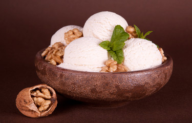 Nuts and vanille ice cream