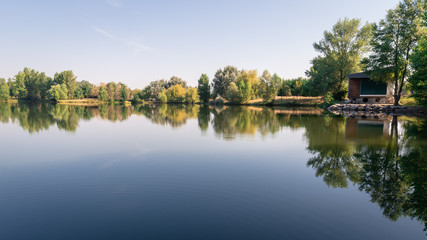 Lac de Lamartine, reflet des arbres sur l'eau. Vue sur le lac durant une journée d'été.Roques,...