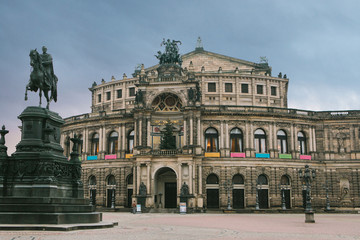 Obraz premium Opera Semper w Dreźnie w Niemczech na tle zachodzącego wieczorem słońca. Został zbudowany w XIX wieku.