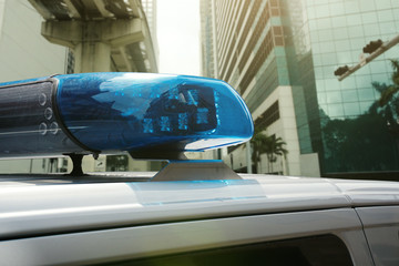 Polizeiwagen mit Blaulicht in der Stradt