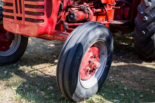 Vorderrad/ Vorderreifen  von altem Trecker / Traktor, Oldtimer