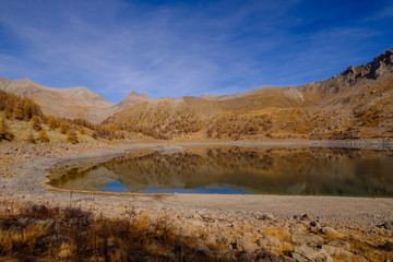 Lac d'Allos 2 230m d'altitude, en automne. Alpes françaises.
