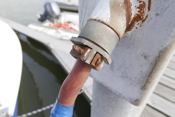 Elektrokabel an einem Steg im Hafen