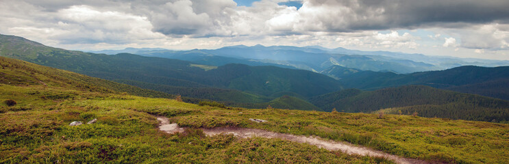 Fototapeta premium Amazing mountain landscape in vivid sunny day, natural outdoor travel background. Dramatic and picturesque scene of Carpathian mountains in Ukraine.