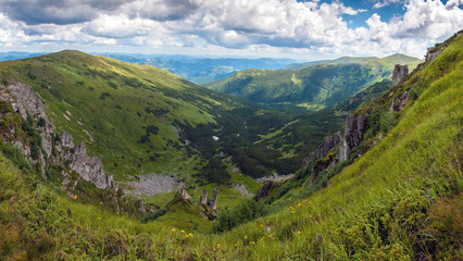 Naklejka premium Amazing mountain landscape in vivid sunny day, natural outdoor travel background. Dramatic and picturesque scene of Carpathian mountains in Ukraine.