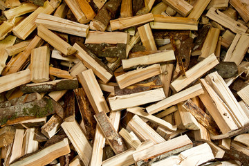 Holzscheite durcheinander auf einem Haufen - Hintergrund