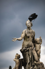 Fototapeta premium Raven on a sculpture