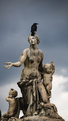 Fototapeta na wymiar Raven on a sculpture