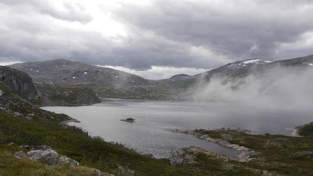 Tiefhängende Wolken über Dalavatnet, Dovrefjell-Sunndalsfjella-Nationalpark, Norwegen